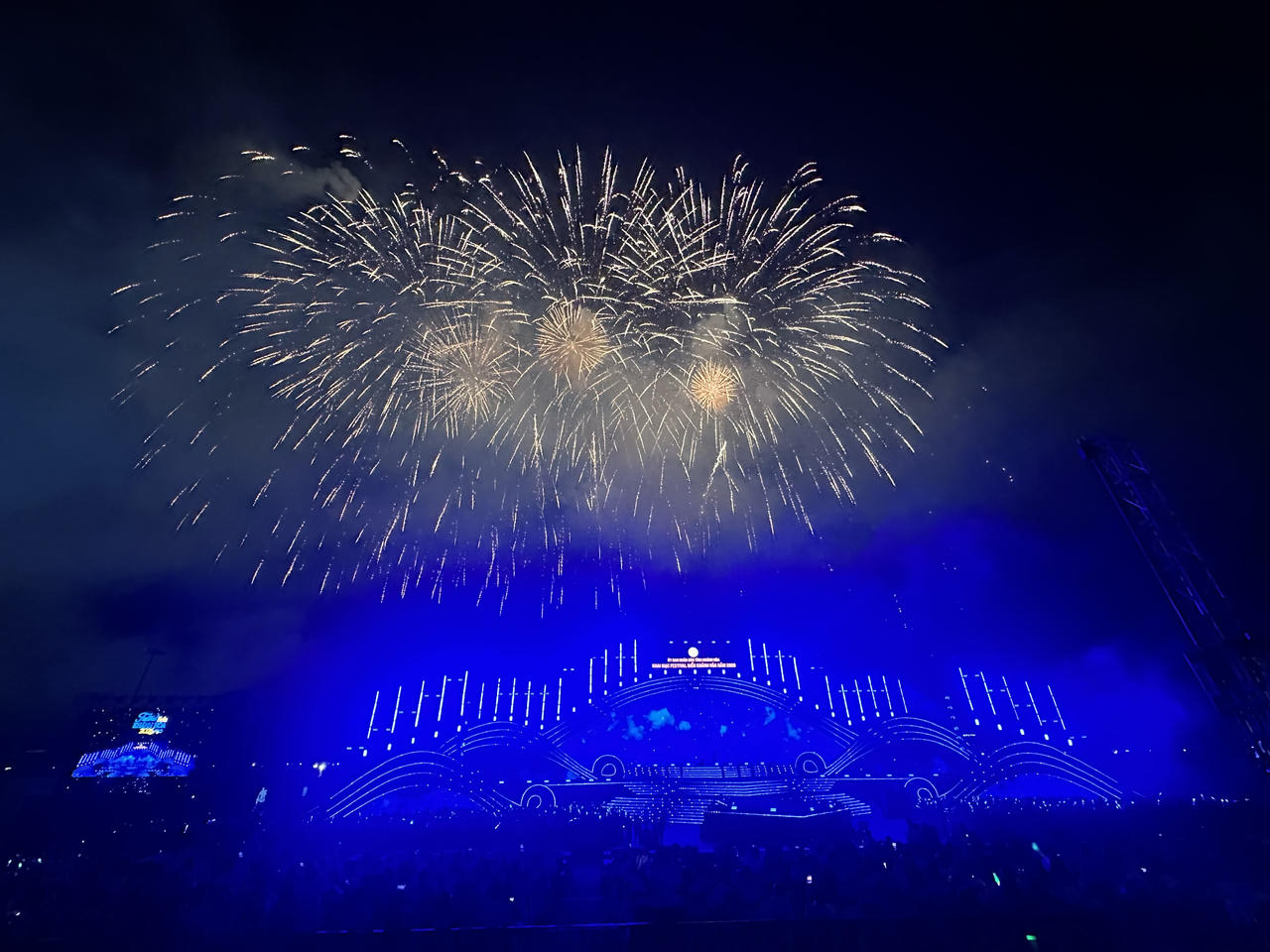 Màn pháo hoa nghệ thuật tại lễ khai mạc Festival Biển Khánh Hòa năm 2026. Ảnh: Phương Ngân