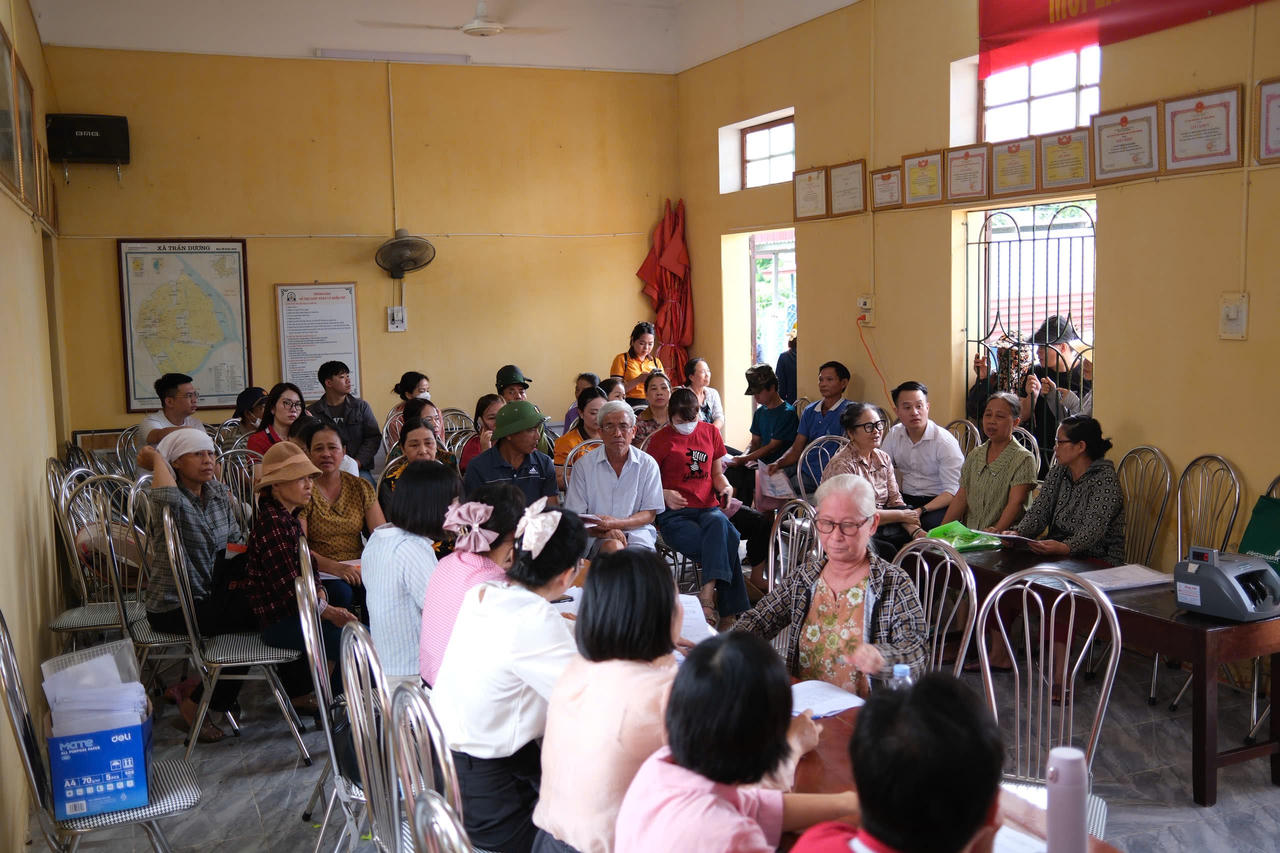 Các hộ dân nhận tiền hỗ trợ, bồi thường dự án.