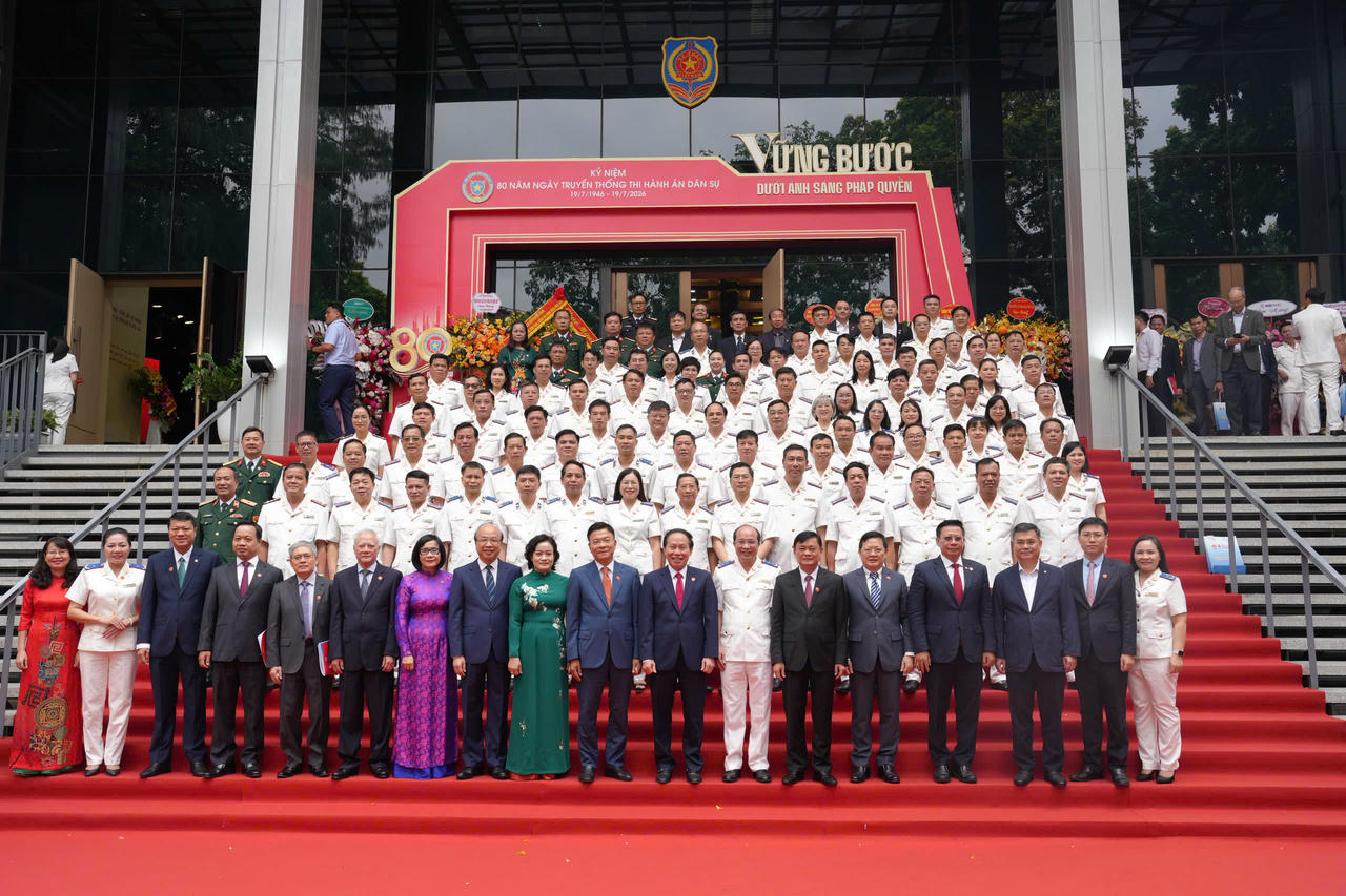 Các đại biểu tham dự buổi Lễ chụp ảnh lưu niệm.