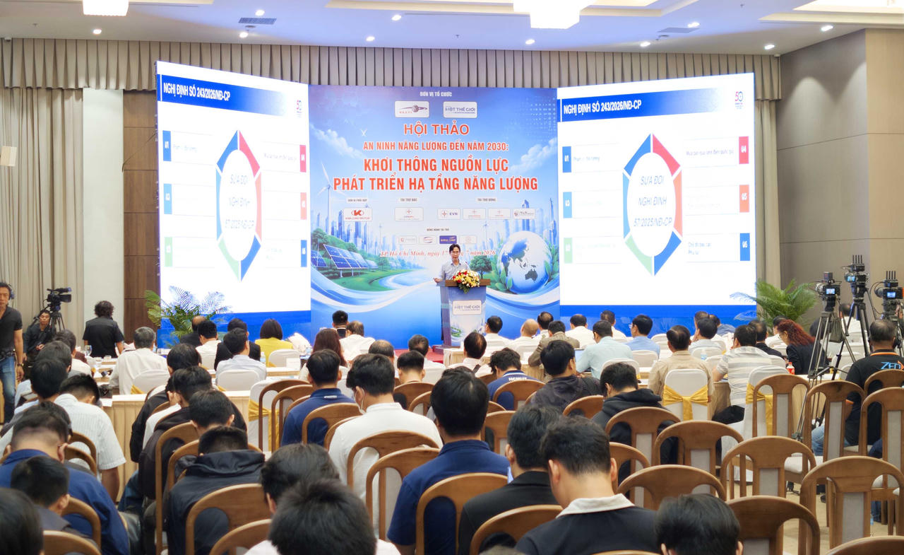 Các đại biểu trình bày tham luận tại Hội thảo “An ninh năng lượng đến 2030: Khơi thông nguồn lực phát triển hạ tầng năng lượng”. Ảnh TG