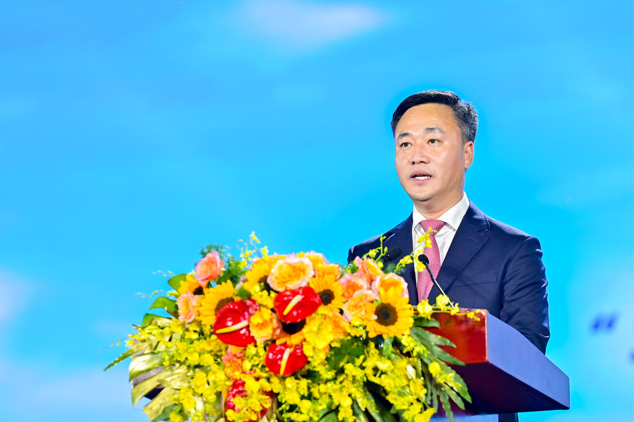Ông Nguyễn Việt Hùng, Phó Bí thư Tỉnh ủy, Chủ tịch UBND tỉnh Khánh Hòa phát biểu khai mạc chương trình. Ảnh: BTC