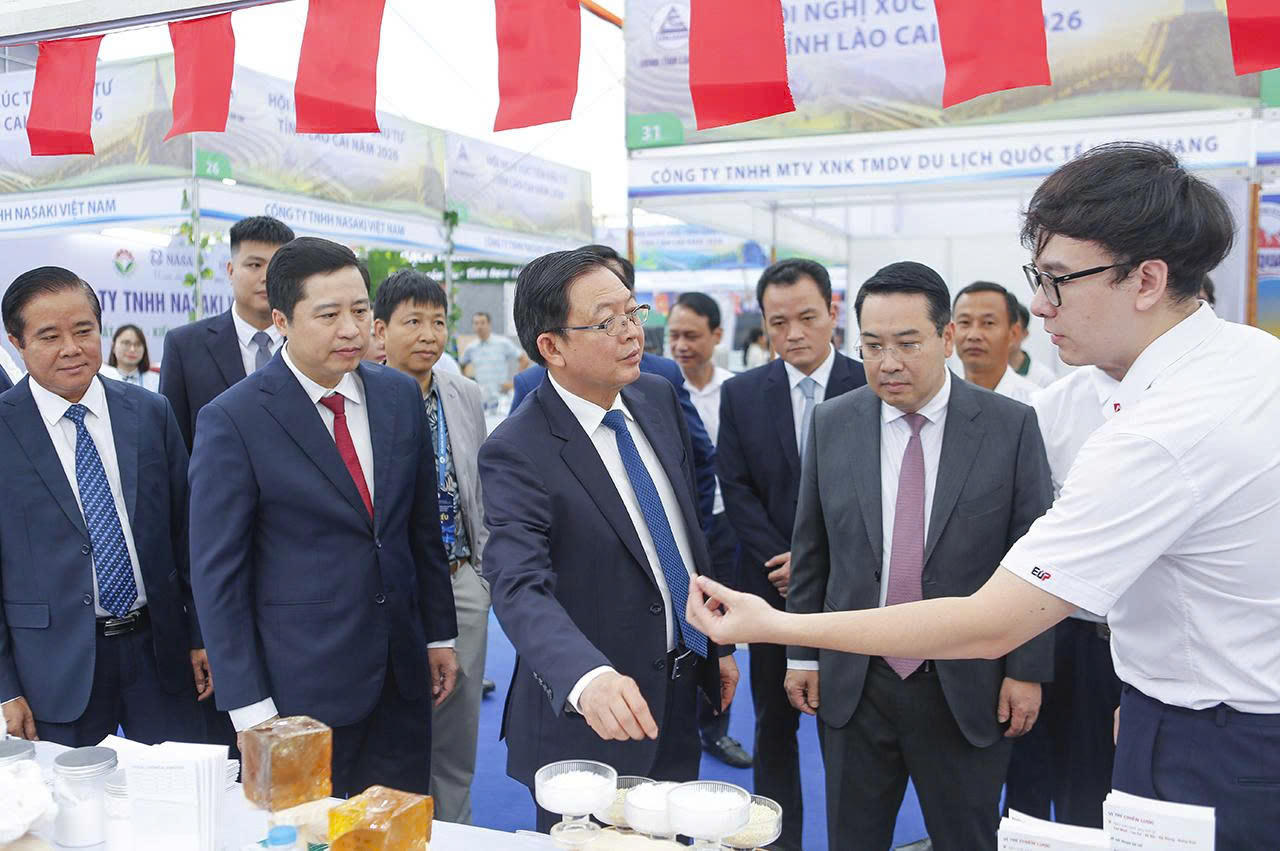 Phó Thủ tướng Hồ Quốc Dũng tham quan không gian trưng bày xúc tiến đầu tư của Lào Cai