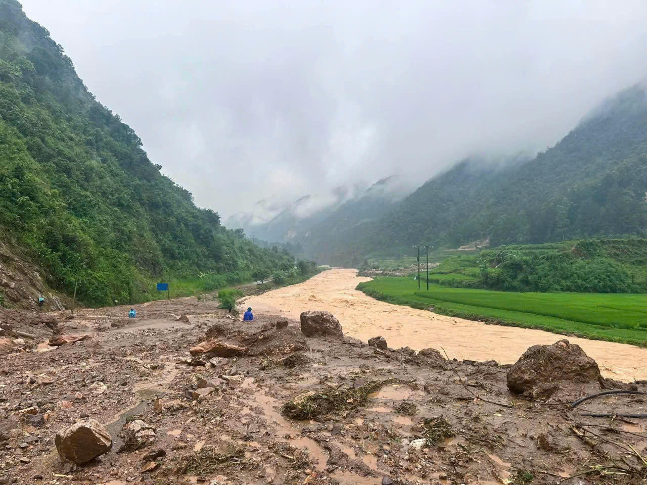 Cơ quan chức năng tỉnh Sơn La khuyến cáo người dân thường xuyên cập nhật thông tin dự báo thời tiết, nâng cao cảnh giác, hạn chế di chuyển qua khu vực có nguy cơ xảy ra lũ ống, lũ quét, sạt lở... (Ảnh: CTV).