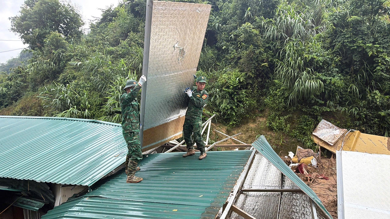Sạt lở đất làm 4 ngôi nhà đổ sập ở Lai Châu