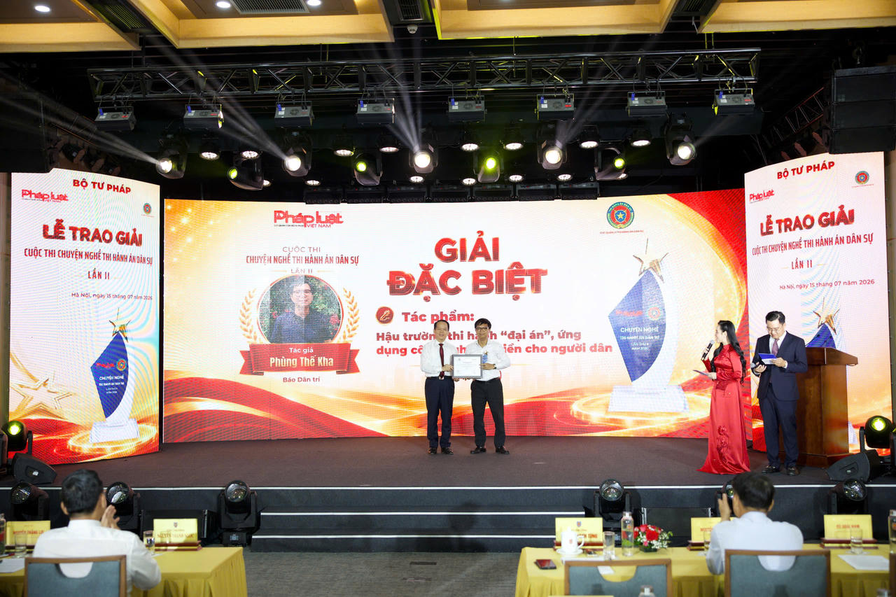 Bộ trưởng Bộ Tư pháp Hoàng Thanh Tùng trao Giải đặc biệt cho tác giả.