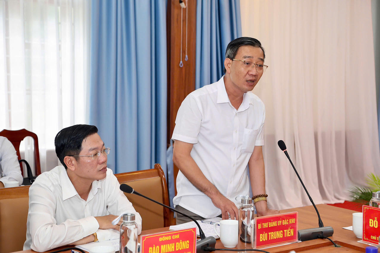 Ông Bùi Trung Tiến - Bí thư Đẳng ủy Đặc khu Bạch Long Vĩ phát biểu tại hội nghị.(Ảnh Cổng TTĐT Hải Phòng)