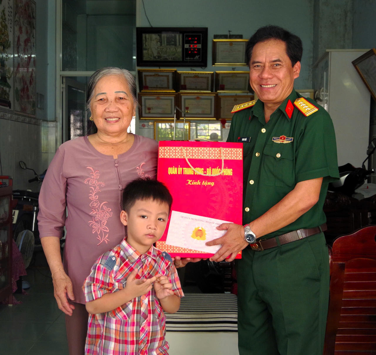 Bộ CHQS Tỉnh An Giang thăm, tặng quà gia đình chính sách tại phường Rạch Giá
