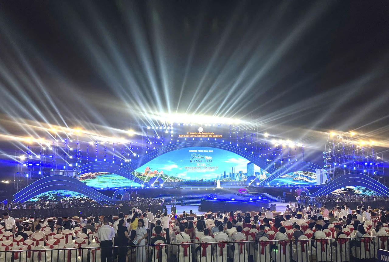 Hàng nghìn người dân và du khách tham dự đêm khai mạc Festival Biển Khánh Hòa năm 2026. Ảnh: Phương Ngân