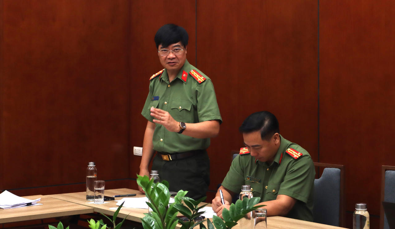 Đại tá Nguyễn Hồng Quân, Phó Cục trưởng Cục An ninh mạng và Phòng, chống tội phạm sử dụng công nghệ cao phát biểu tại cuộc họp.