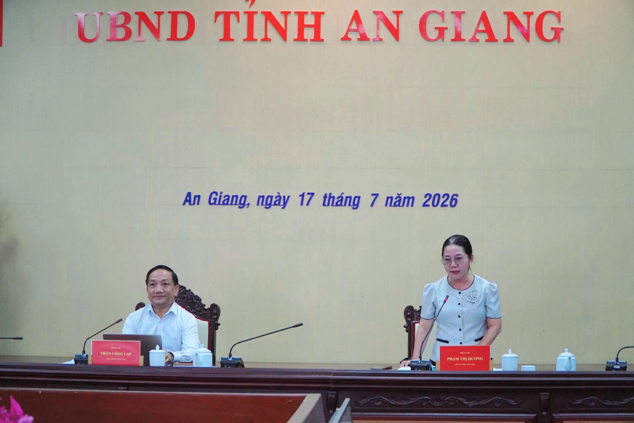 Bà Phạm Thị Hương, Phó Giám đốc Sở Tư pháp tỉnh An Giang phát biểu tại hội nghị