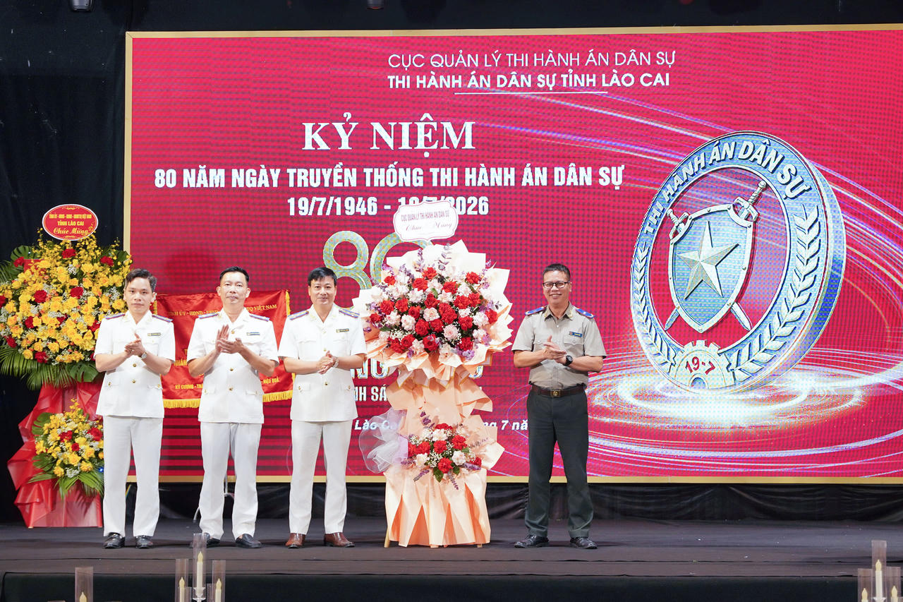 Cục Quản lý THADS tặng hoa chúc mừng THADS tỉnh Lào Cai. Ảnh: Đức Mạnh.