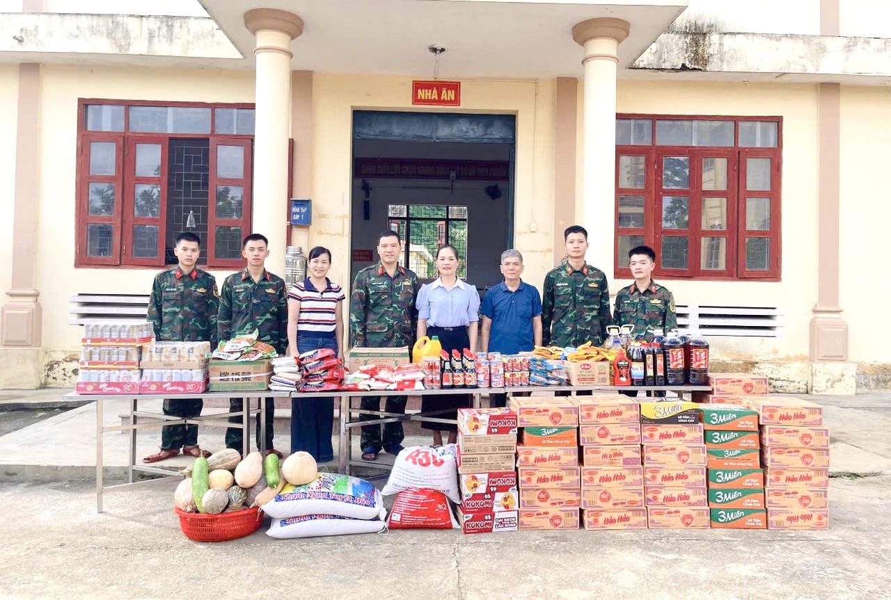 Những món quà là nhu yếu phẩm được người xã Phục Hòa, tỉnh Cao Bằng đưa đến công trường. (Ảnh: PV)