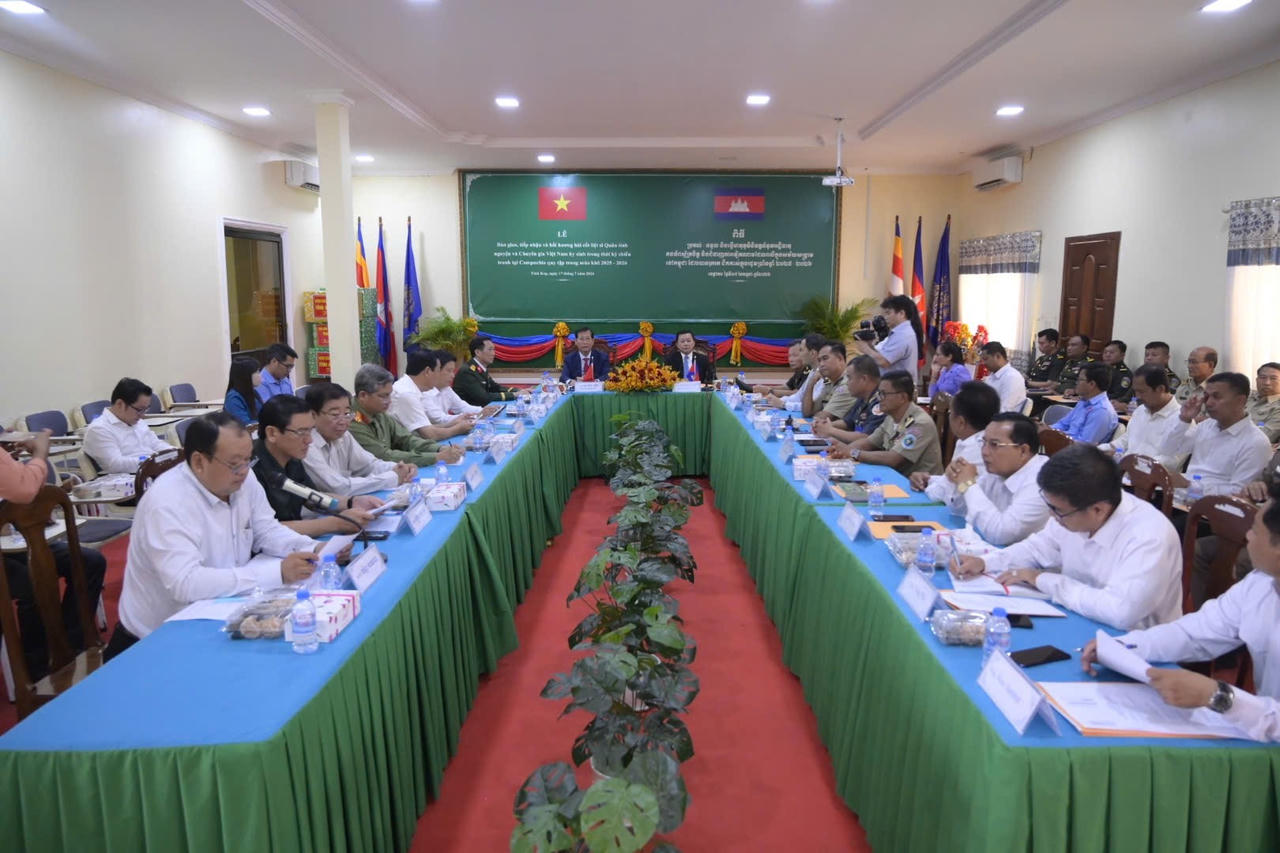 Quang cảnh buổi ký kết.