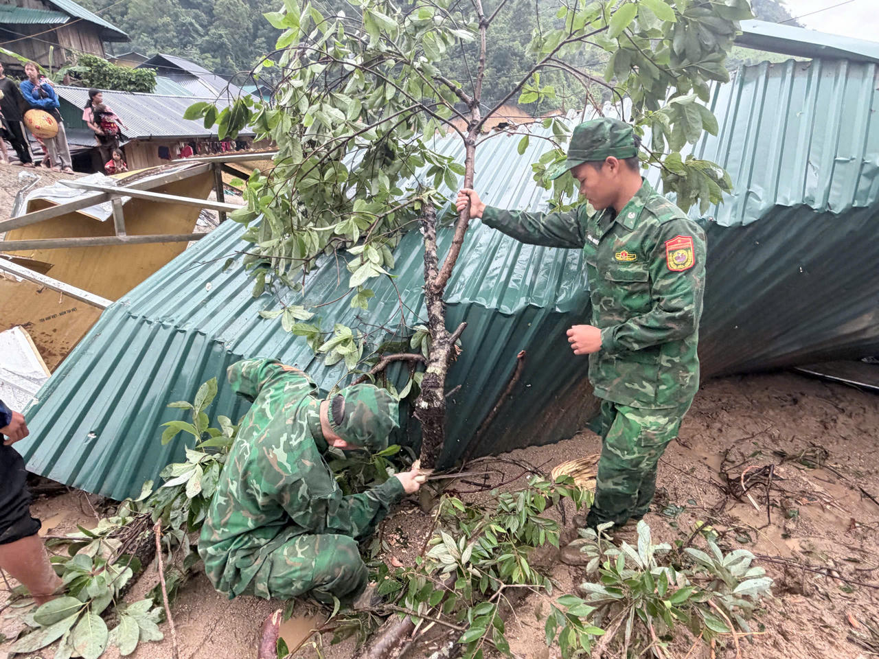 Sạt lở đất làm 4 ngôi nhà đổ sập ở Lai Châu
