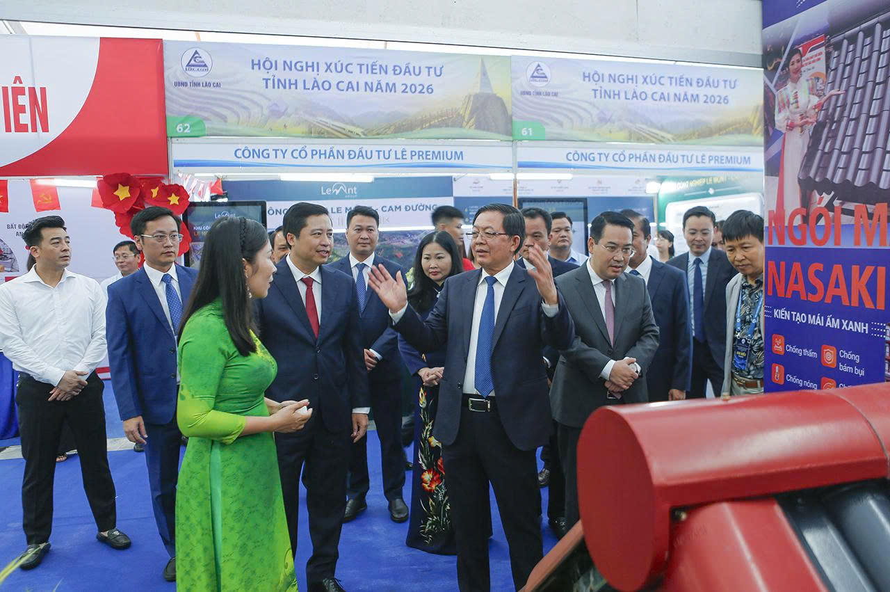 Phó Thủ tướng Hồ Quốc Dũng tham quan không gian trưng bày xúc tiến đầu tư của Lào Cai