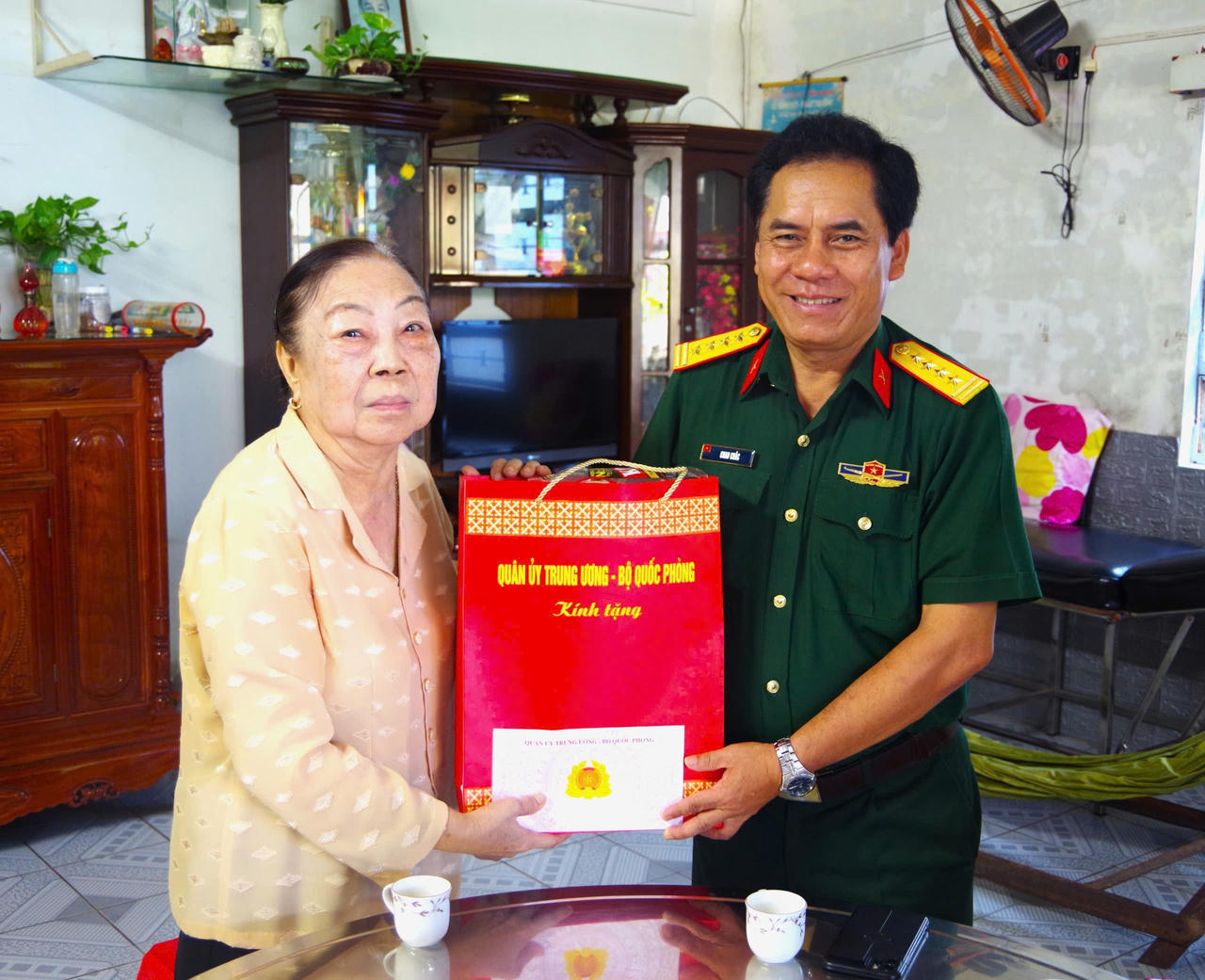 Bộ CHQS Tỉnh An Giang thăm, tặng quà gia đình chính sách tại phường Rạch Giá