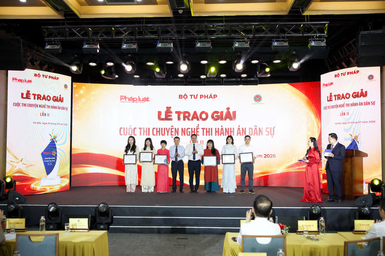 Thứ trưởng Bộ Tư pháp Nguyễn Thanh Ngọc và Phó Chủ tịch Thường trực Hội Nhà báo Việt Nam Nguyễn Đức Lợi trao giải A cho các tác giả.