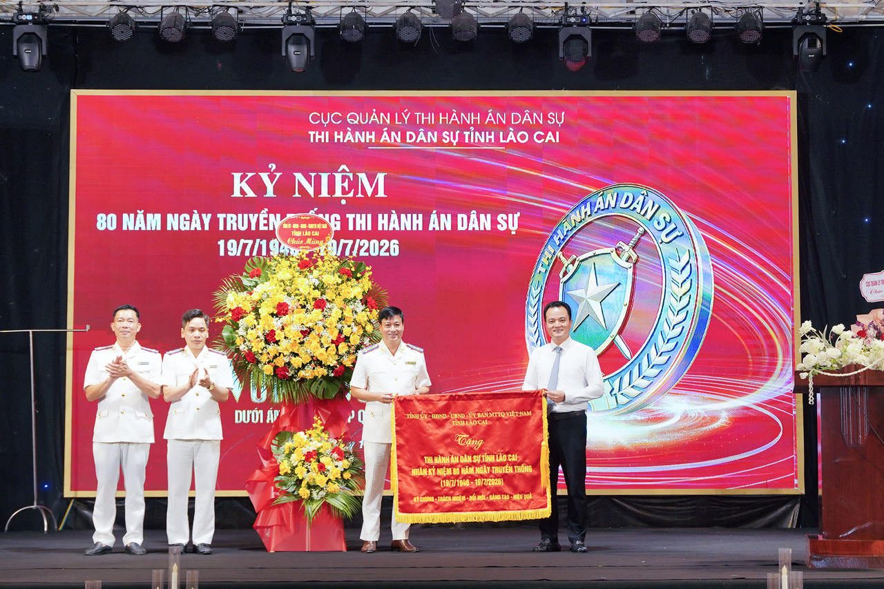 Tỉnh Lào Cai tặng bức trướng ghi nhận nhận những đóng góp của THADS Lào Cai. Ảnh: Đức Mạnh.