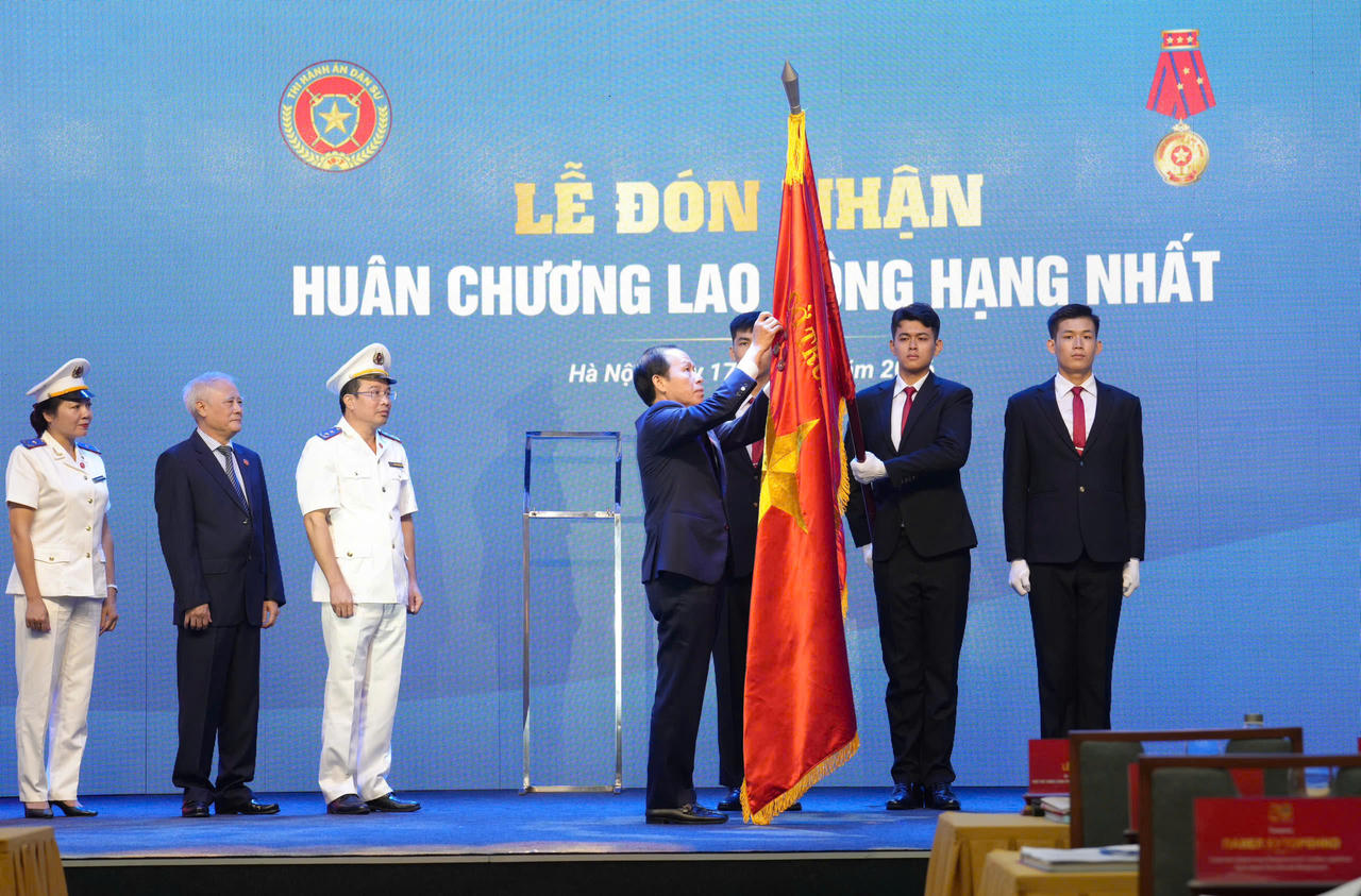 Cục Quản lý Thi hành án dân sự đón nhận Huân chương Lao động hạng Nhất 