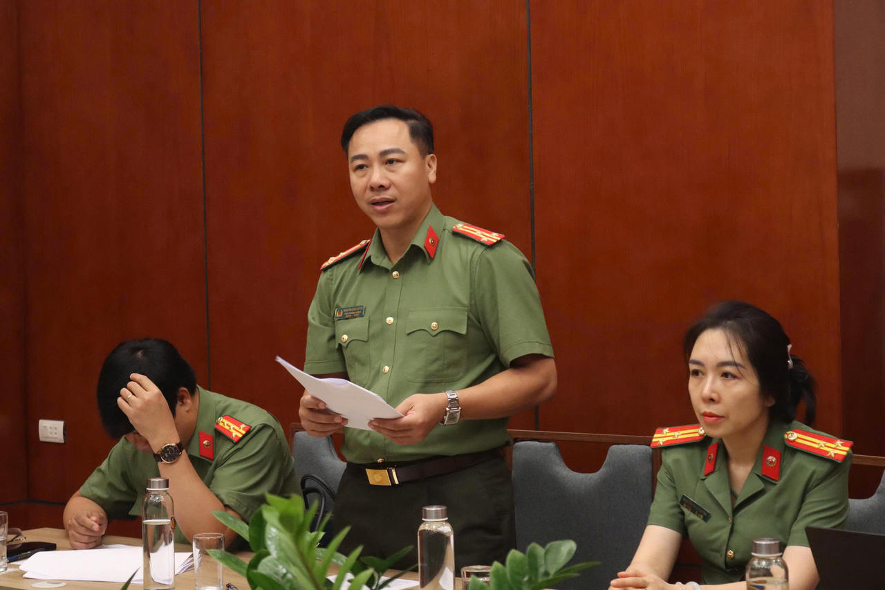 Đại diện Cục An ninh mạng và Phòng, chống tội phạm sử dụng công nghệ cao, Bộ Công an trình bày dự thảo Tờ trình Hồ sơ chính sách dự án Luật.