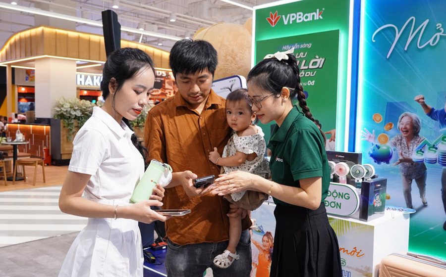 CBNV VPBank trực tiếp tư vấn cho khách hàng tại “VPBank tới rồi, mở "lời" ngay thôi” tại TP. Cần Thơ