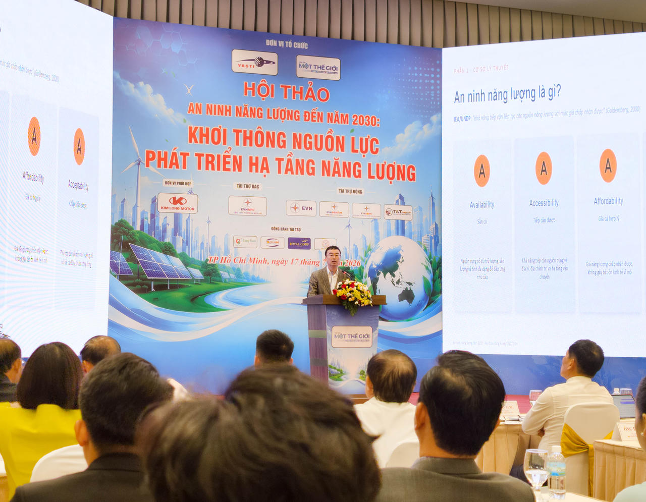 GS.TS Võ Xuân Vinh phát biểu tại Hội thảo An ninh năng lượng đến 2030. Ảnh TG