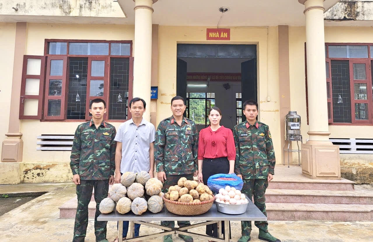 Những hình ảnh đẹp, việc làm ý nghĩa của lực lượng thi công và nhân dân trên công trường. (Ảnh: PV)