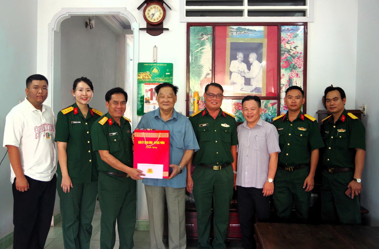 Bộ CHQS Tỉnh An Giang thăm, tặng quà gia đình chính sách tại phường Rạch Giá