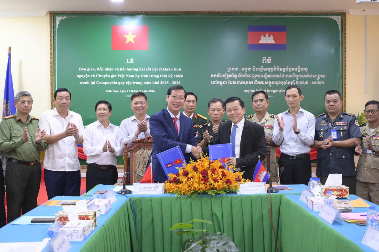 Ban chuyên trách 2 tỉnh ký kết biên bản bàn giao, tiếp nhận hài cốt liệt sĩ.