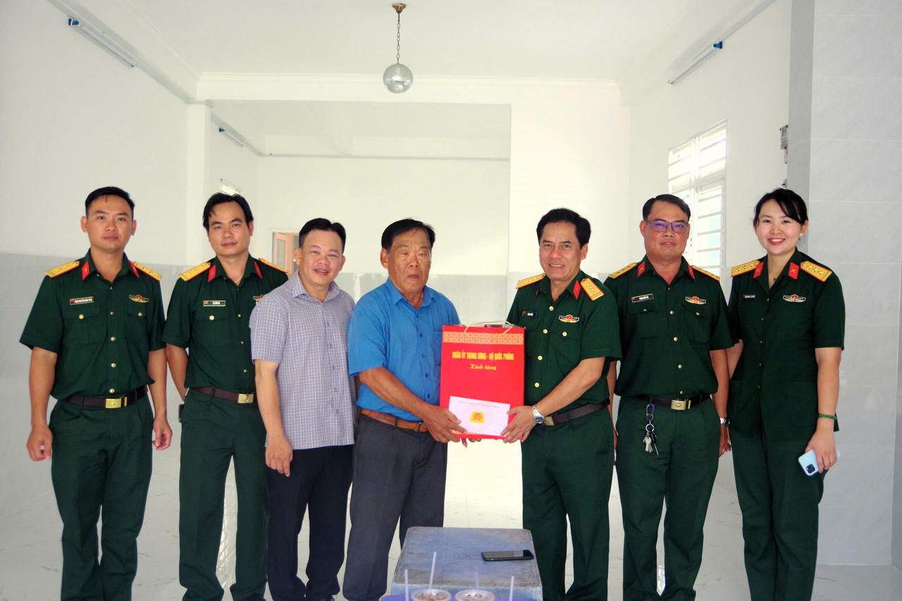 Bộ CHQS Tỉnh An Giang thăm, tặng quà gia đình chính sách tại phường Rạch Giá