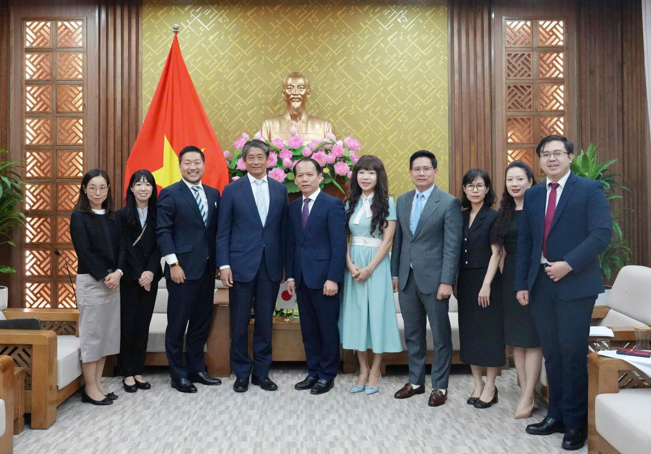 Các đại biểu chụp ảnh lưu niệm.