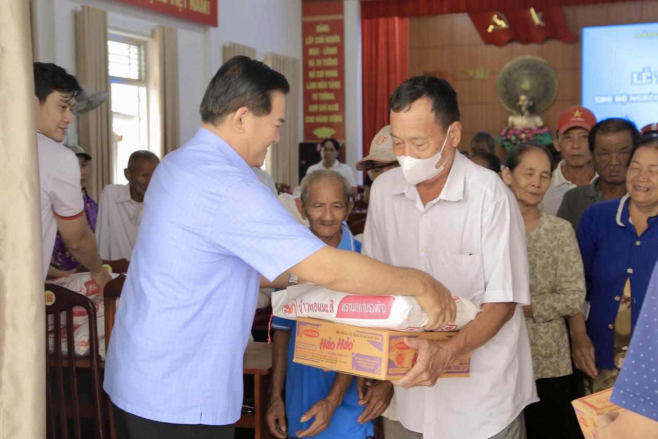 Phường Khánh Hậu vận động mạnh thường quân trao tặng 50 phần quà cho hộ nghèo, khó khăn trên địa bàn phường. Ảnh: Lê Lối
