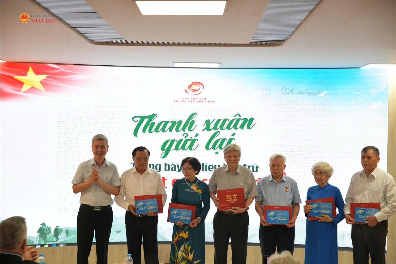 Cục trưởng Cục Cục Văn thư và Lưu trữ Nhà nước Đặng Thanh Tùng tặng sách cho các cán bộ đi B (Ảnh: T.Dương).
