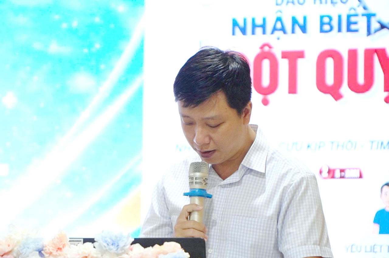 Ông Hoa Hoàng Nam - Đảng ủy viên, Trưởng phòng Văn hóa - Xã hội phường Bạc Liêu, phát biểu khai mạc chương trình, nhấn mạnh vai trò của việc nâng cao nhận thức cộng đồng trong phòng ngừa đột quỵ (Ảnh: Trọng Nghĩa).
