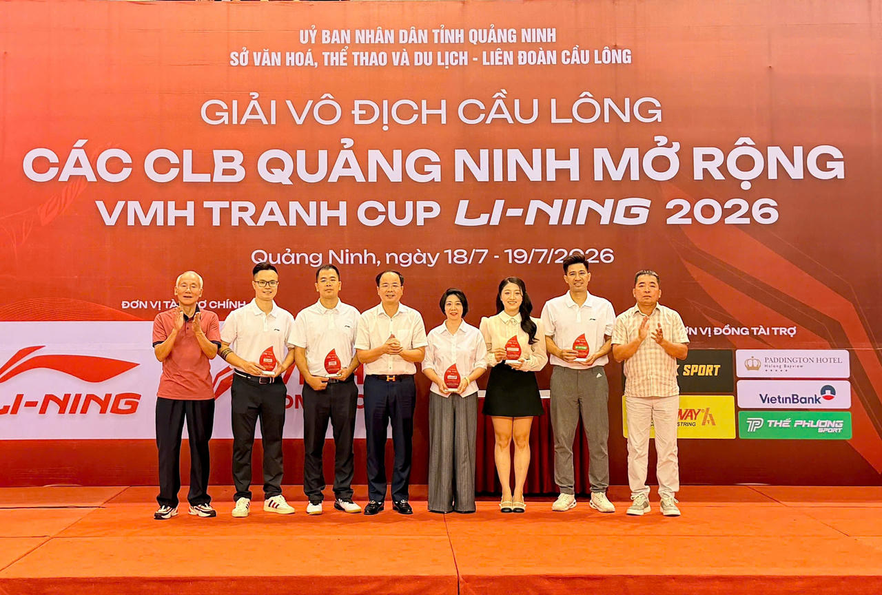Ông Nguyễn Thanh Tùng (ngoài cùng bên phải), Phó Giám đốc Sở Văn hóa, Thể thao và Du lịch tỉnh Quảng Ninh tặng kỷ niệm chương. (Ảnh: Công Hoan)
