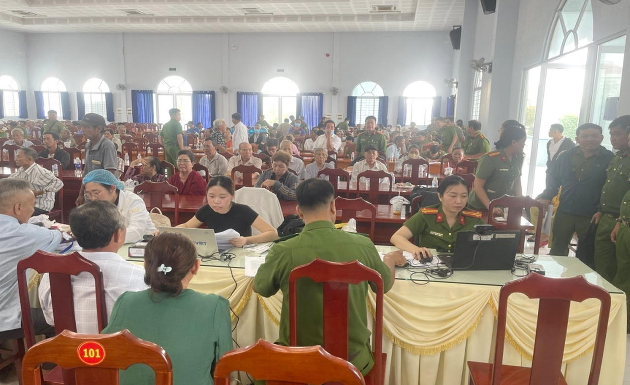 Không khí làm việc khẩn trương, khoa học tại điểm thu nhận với nhiều bàn tiếp nhận hồ sơ, lấy mẫu và nhập dữ liệu, bảo đảm phục vụ người dân nhanh chóng, thuận tiện (Ảnh: Công an cung cấp).