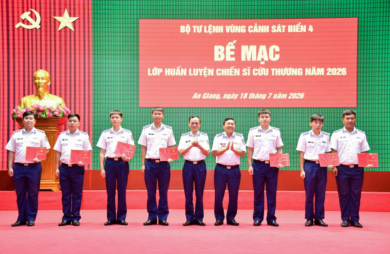 Đại tá Trần Nguyên Lai trao giấy chứng nhận cho các học viên hoàn thành khóa huấn luyện chiến sĩ cứu thương.