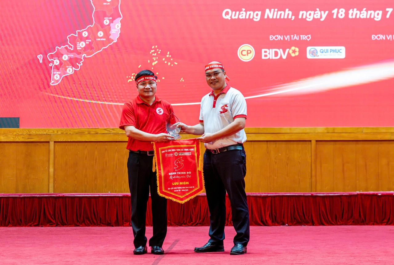 Ông Nguyễn Văn Nhữ - Chánh Văn phòng Trung tâm Máu quốc gia, thành viên BTC chương trình Hành trình đỏ TW năm 2026 trao Biểu trưng và cờ lưu niệm cho Chủ tịch Hội Chữ thập đỏ tỉnh Quảng Ninh Lý Văn Thành.(Ảnh PV)