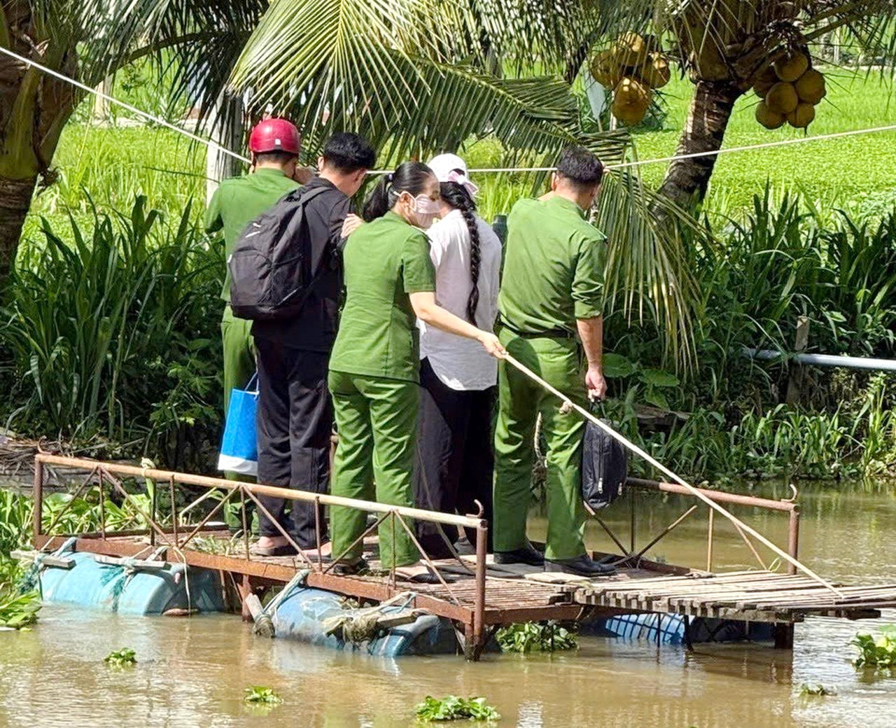Tổ thu nhận mẫu ADN lưu động số 3 di chuyển đến nhà thân nhân liệt sĩ trên địa bàn xã Châu Thới để thực hiện thu mẫu đối với những trường hợp không có điều kiện đi lại (Ảnh: Công an cung cấp).