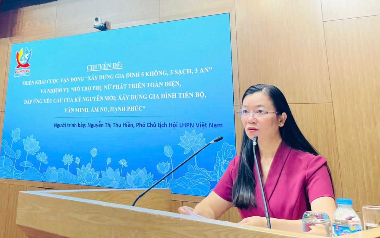 Bà Nguyễn Thị Thu Hiền, Phó Chủ tịch Hội LHPN Việt Nam truyền đạt 2 chuyên đề quan trọng của Nghị quyết Đại hội Phụ nữ toàn quốc lần thứ XIV.