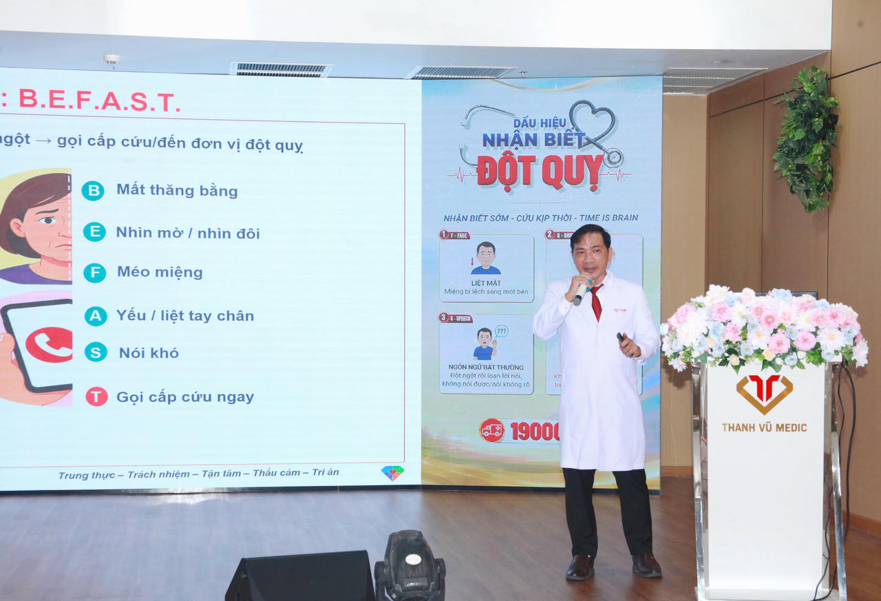 BS.CKI Nguyễn Hoàng Duyên - Cố vấn chuyên môn Khoa Hồi sức cấp cứu trình bày chuyên đề "Đột quỵ: Nhận biết sớm, xử lý đúng, tránh những sai lầm khiến bệnh nặng hơn" (Ảnh: Trọng Nghĩa).