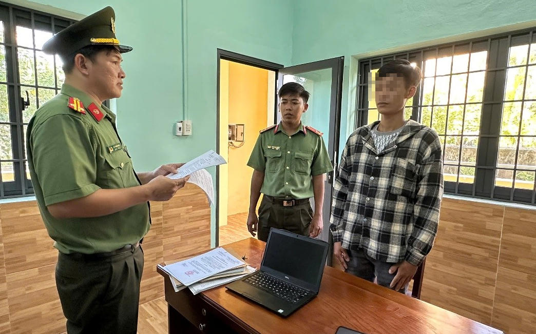 Khởi tố bị can 'Tổ chức cho người khác xuất cảnh trái phép'