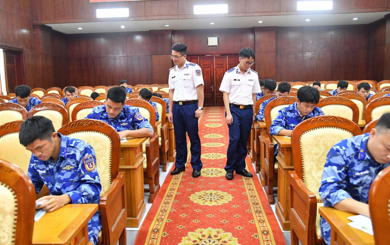 Kiểm tra lý thuyết cuối khóa lớp huấn luyện chiến sĩ cứu thương.