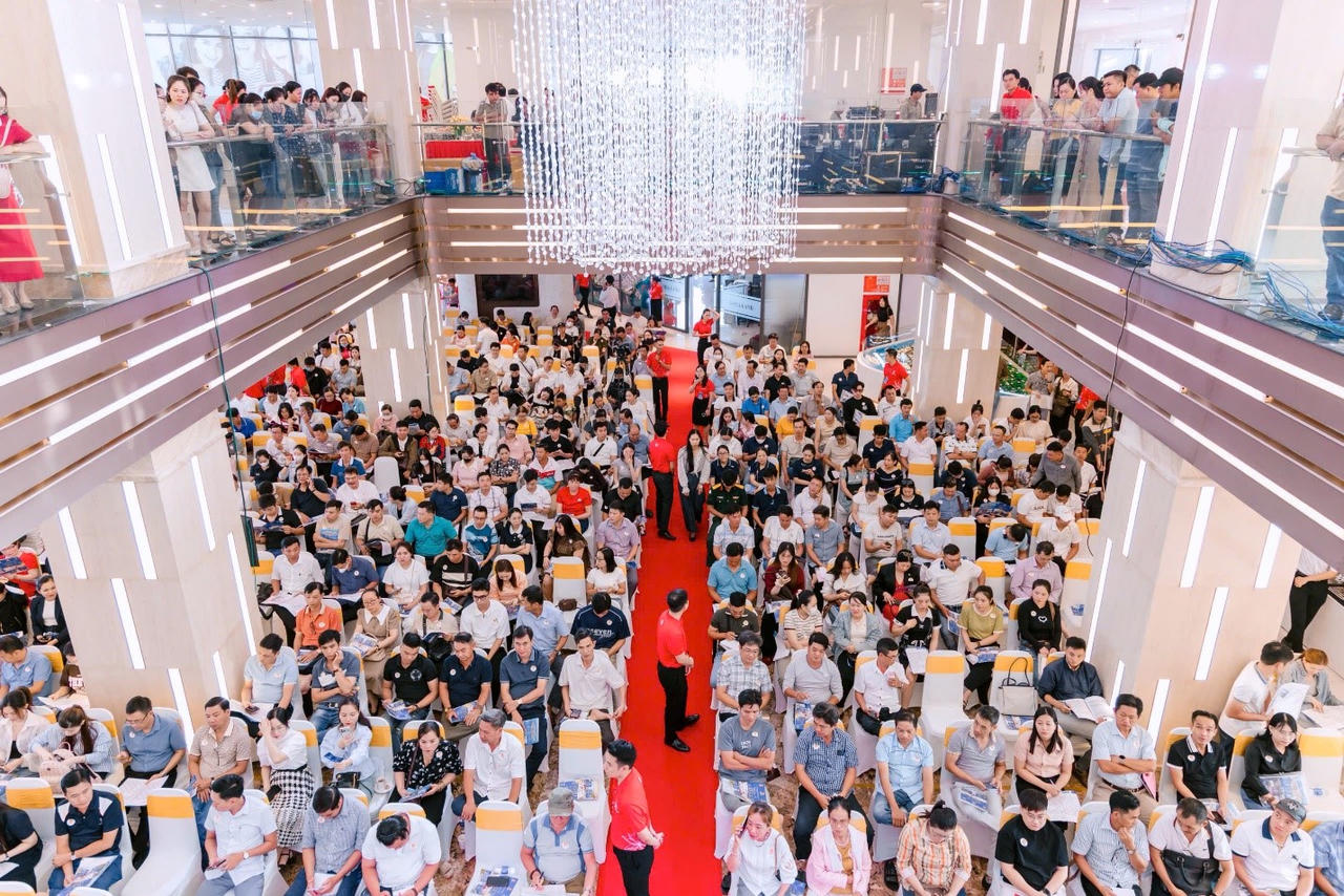 Đông đảo khách hàng có mặt từ sớm để tham gia Lễ bốc thăm thứ tự chọn căn