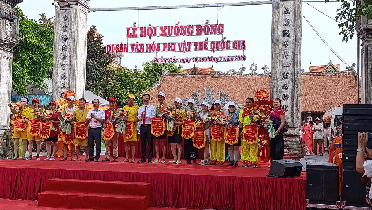 Gìn giữ hồn quê qua Lễ hội xuống đồng trên đảo Hà Nam