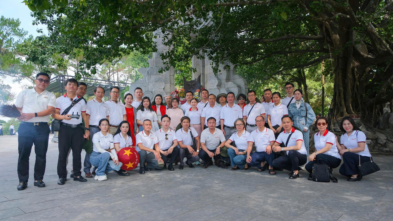 Đoàn cán bộ, phóng viên của Báo Pháp luật Việt Nam ghi lại khoảnh khắc lưu niệm tại Nghĩa trang Trường Sơn. Ảnh: Trần Tuyền
