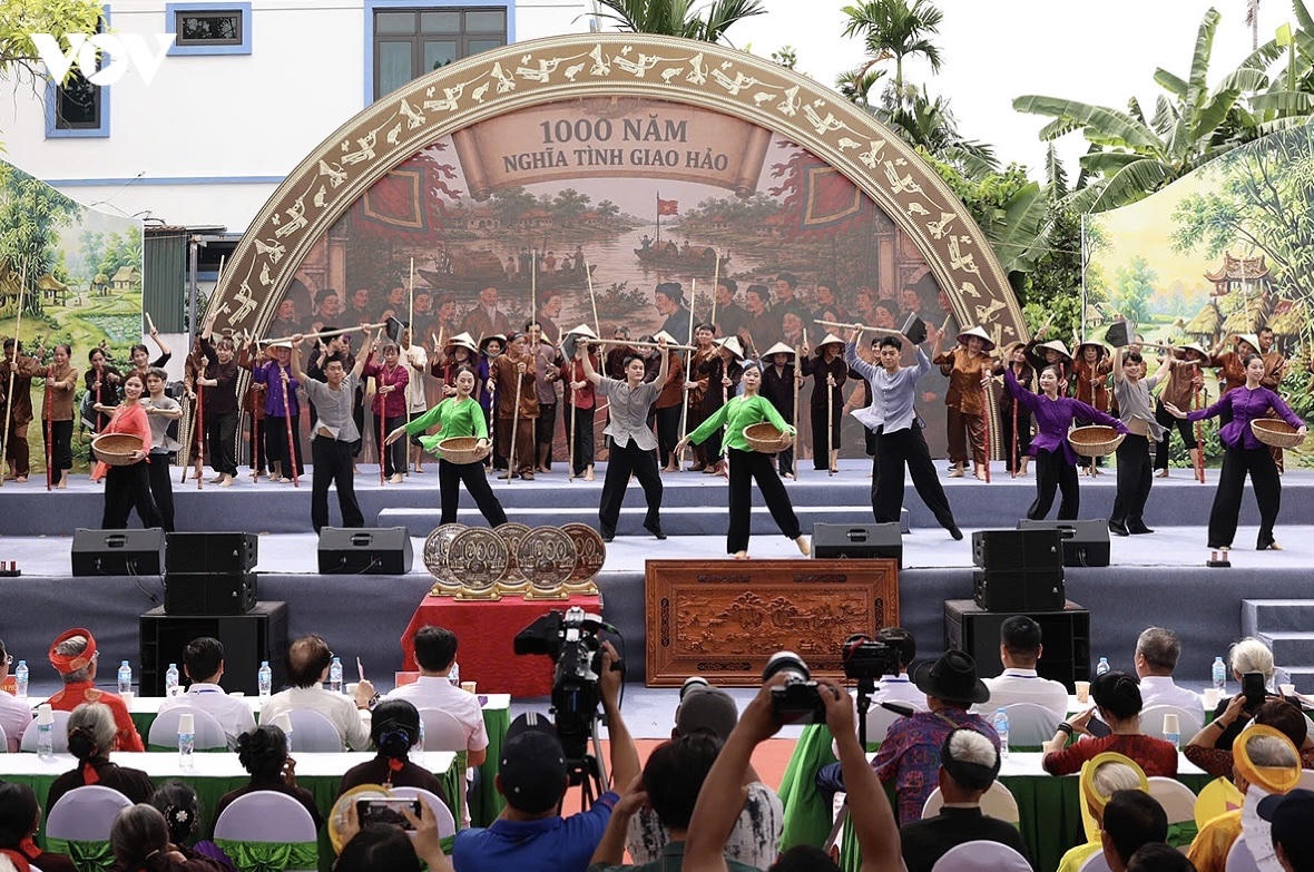 Chương trình nghệ thuật đặc sắc tái hiện truyền thống lịch sử, văn hóa và tình nghĩa giao hảo hai làng Vạn Phúc - Nga My (ảnh Thành Công).