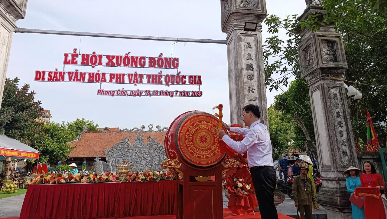 Lãnh đạo phường Phong Cốc gióng trống khai mạc Lễ hội xuống đồng
