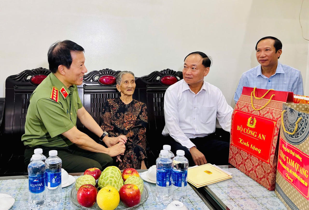 Đại tướng Lương Tam Quang thăm, tặng quà Mẹ Việt Nam anh hùng Nguyễn Thị Hiến. (Ảnh: NM)