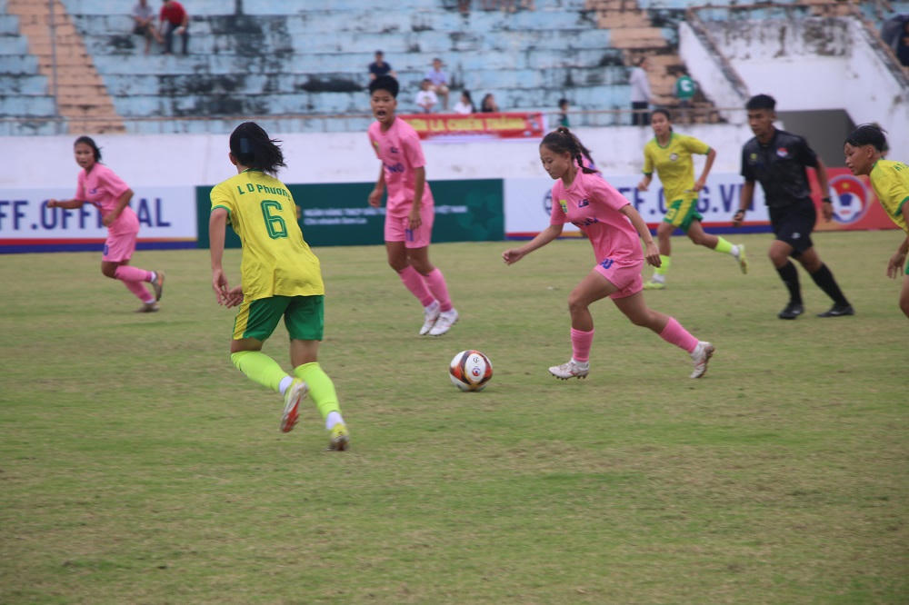 Trận đấu khai mạc giữa 2 đội U16 Sơn La và U16 Hà Nội đã cống hiến cho khán giả những pha đóng đẹp.